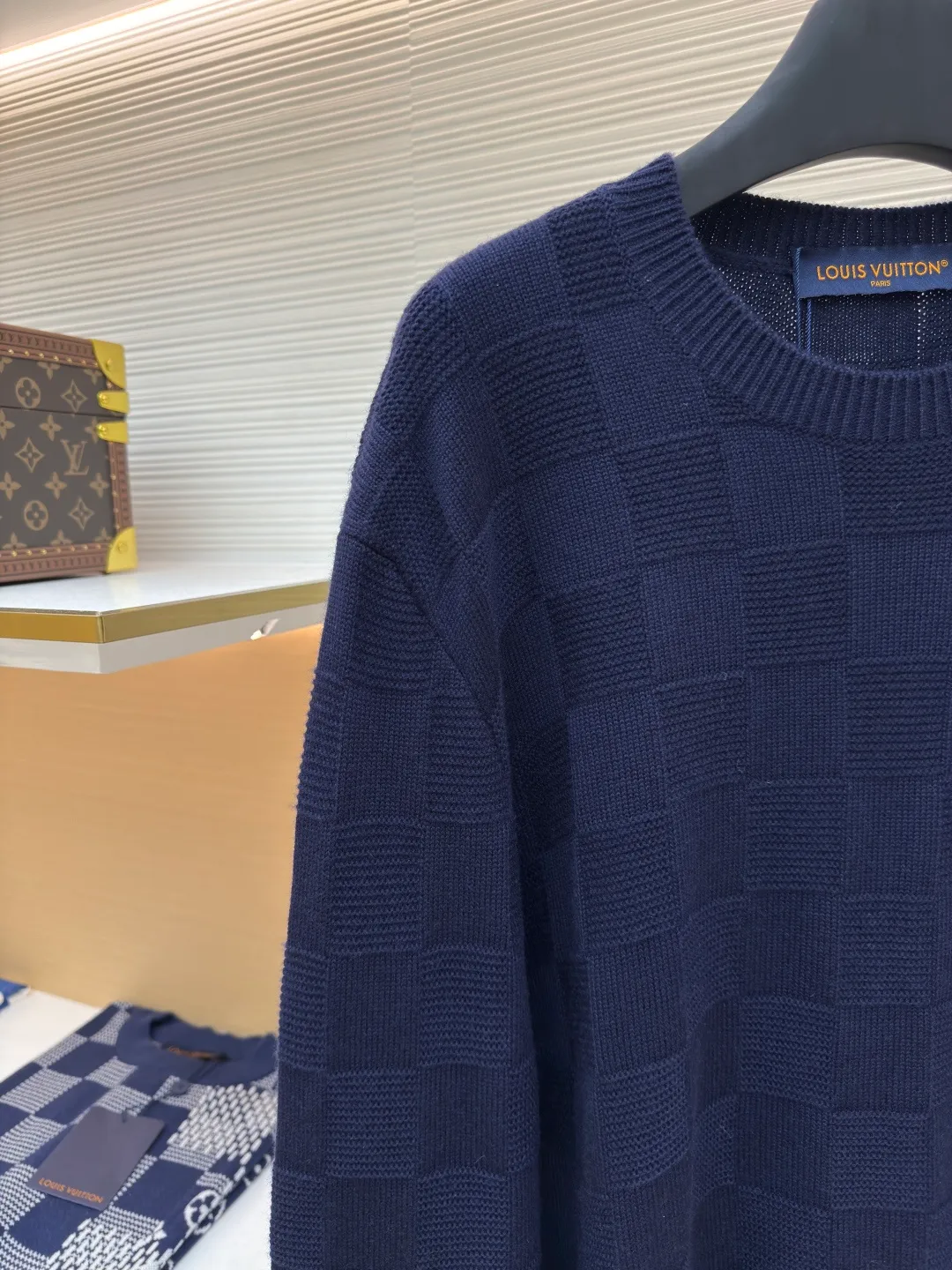 LOUIS VUITTON wool beaded pullover ●Authentic product: 10999 purchase and development ●Item number: 1680422-B90 ●Fabric: wool fabric ●Technology: knitted production ●Version: Loose fit ●Weight: about 660 grams ●Size: XS-S-M-L ●Description: The fabric is made of 100% exclusive wool fabric to ensure its rich texture and excellent performance. Made with imported computer cutting technology, the workmanship quality is immediately reflected. The overall wiring is straight and delicate, the fabric is comfortable and soft, and the color is consistent without color difference. It can be matched with the same style to create a fashionable look and control various occasions. Customized accessories, complete with three standards, same style for men and women!